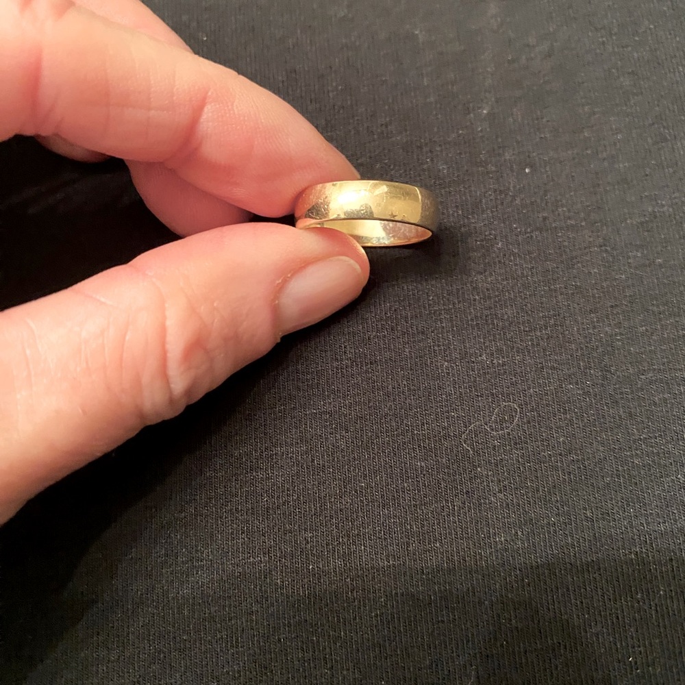 Womens 5 MM 14K gold wedding band